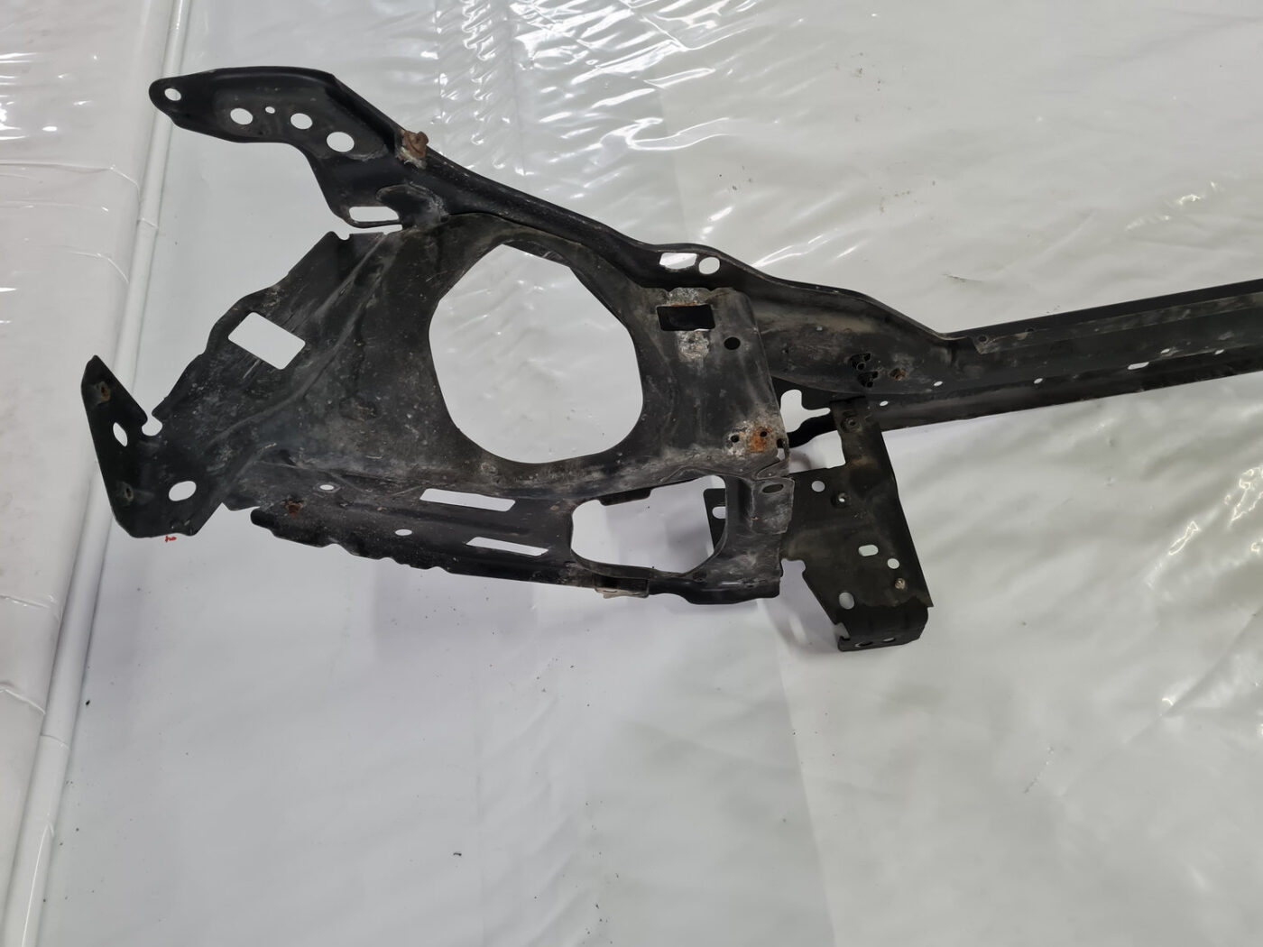 Priekšējā radiatora rāmja augšēja daļa priekš VOLVO XC 60 2009 6 Priekšējā radiatora rāmja augšēja daļa priekš VOLVO XC 60 2009