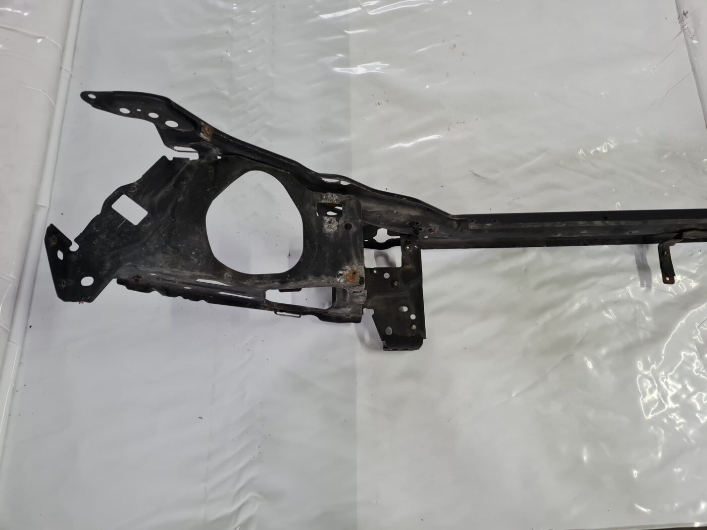 Priekšējā radiatora rāmja augšēja daļa priekš VOLVO XC 60 2009 5 Priekšējā radiatora rāmja augšēja daļa priekš VOLVO XC 60 2009