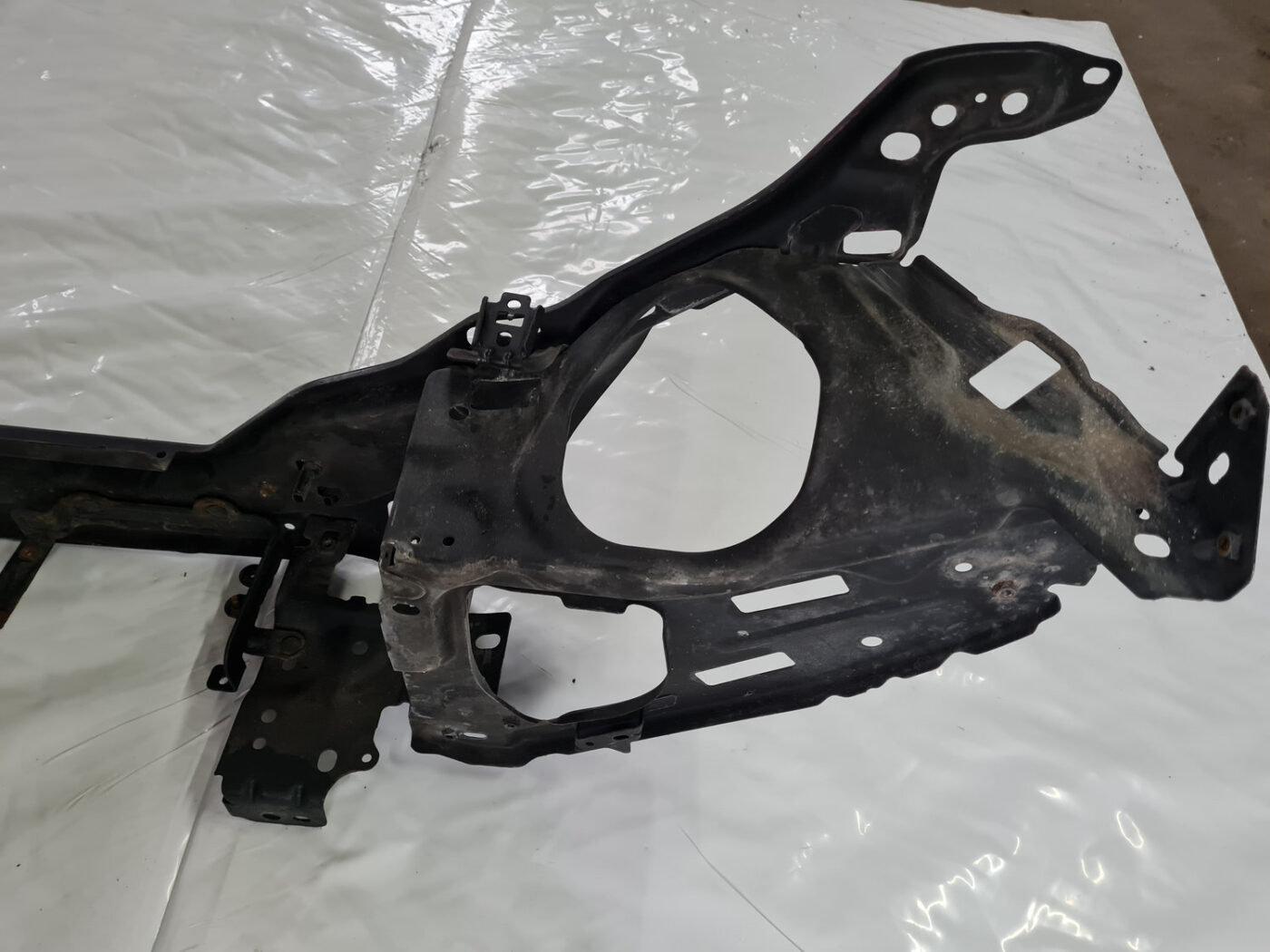 Priekšējā radiatora rāmja augšēja daļa priekš VOLVO XC 60 2009 3 Priekšējā radiatora rāmja augšēja daļa priekš VOLVO XC 60 2009