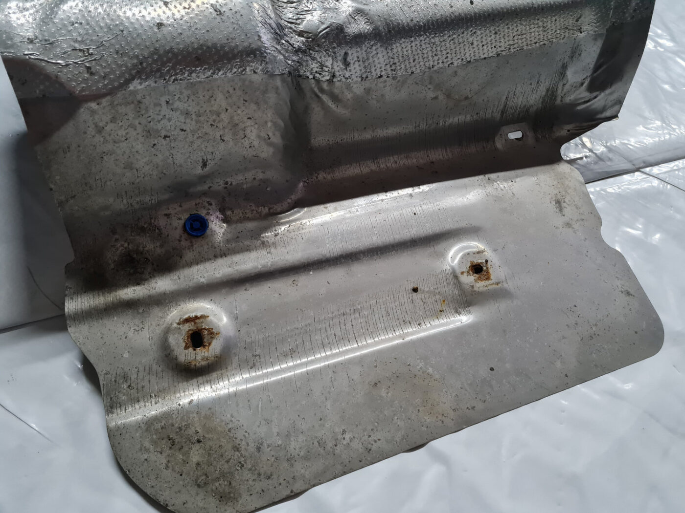 Izpūtēja sistēmas karstuma aizsargs priekš VOLVO XC 60 2009 2 Izpūtēja sistēmas karstuma aizsargs priekš VOLVO XC 60 2009