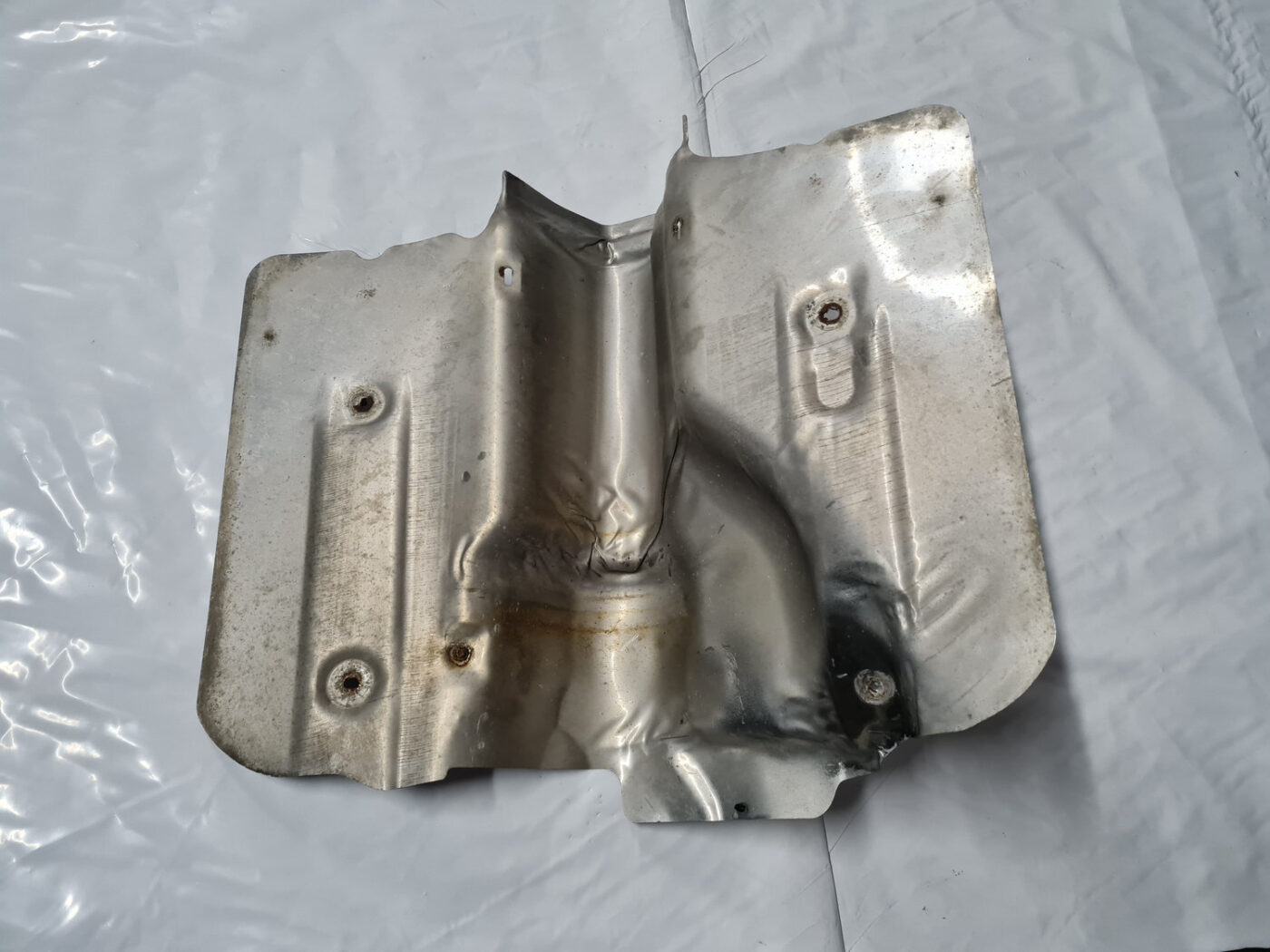 Izpūtēja sistēmas karstuma aizsargs priekš VOLVO XC 60 2009 4 Izpūtēja sistēmas karstuma aizsargs priekš VOLVO XC 60 2009