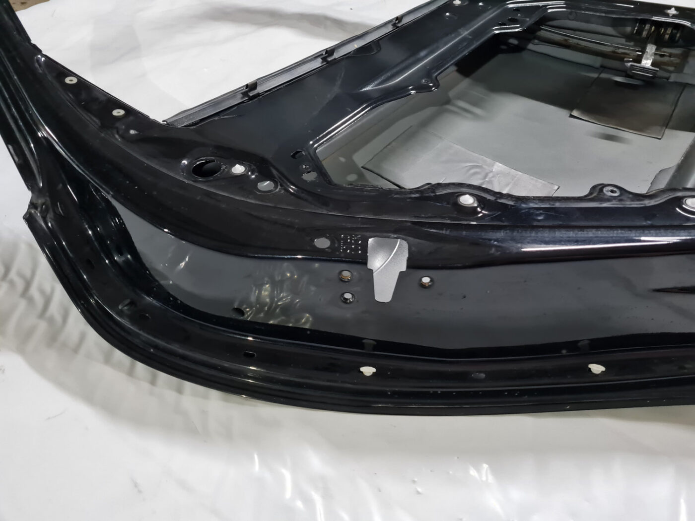 Aizmugurējās kreisās durvis priekš VOLVO XC 60 2009 8 Aizmugurējās kreisās durvis priekš VOLVO XC 60 2009