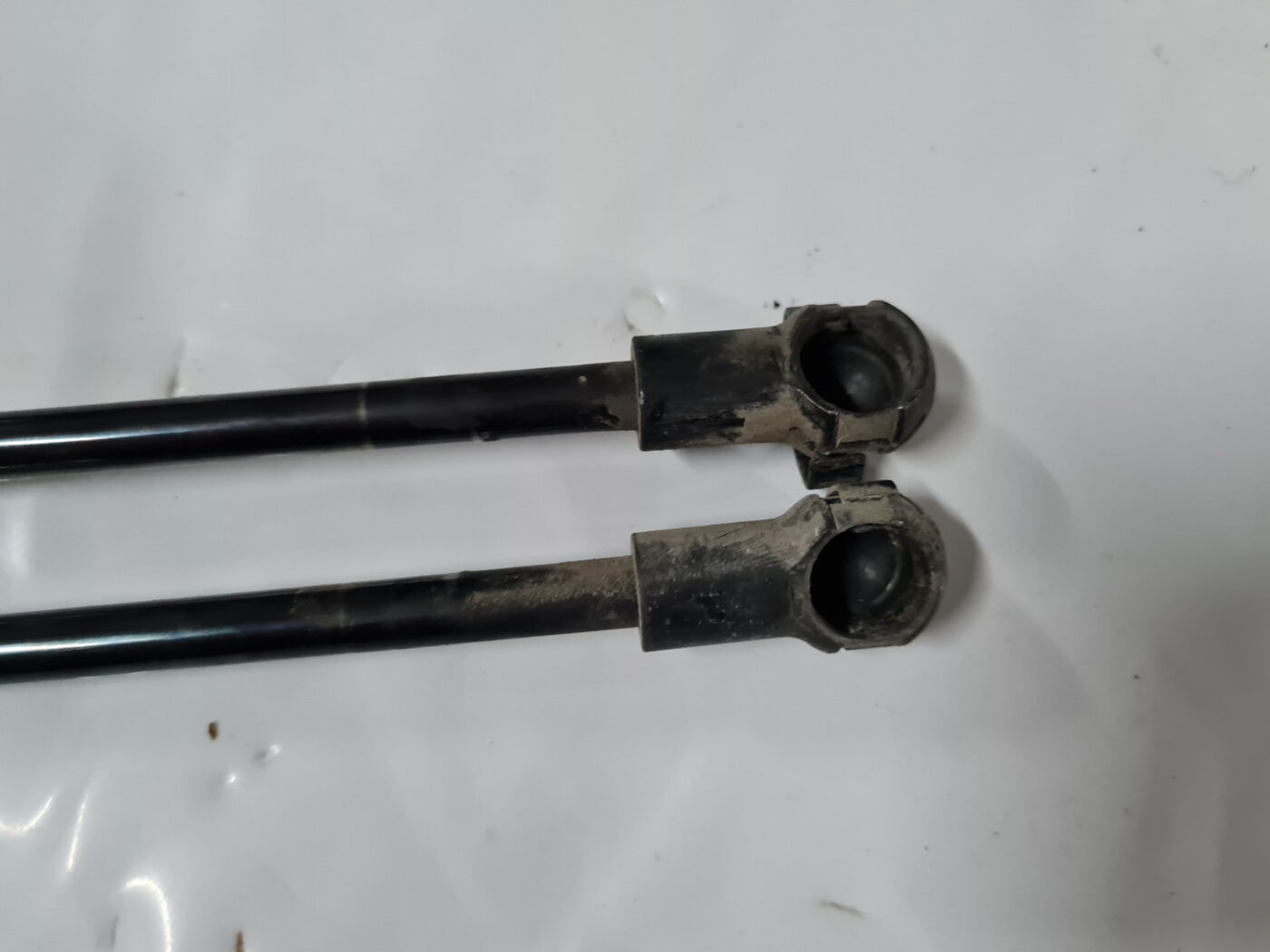 Bagažnieka vāka amortizators priekš VOLVO XC 60 2009 4 Bagažnieka vāka amortizators priekš VOLVO XC 60 2009