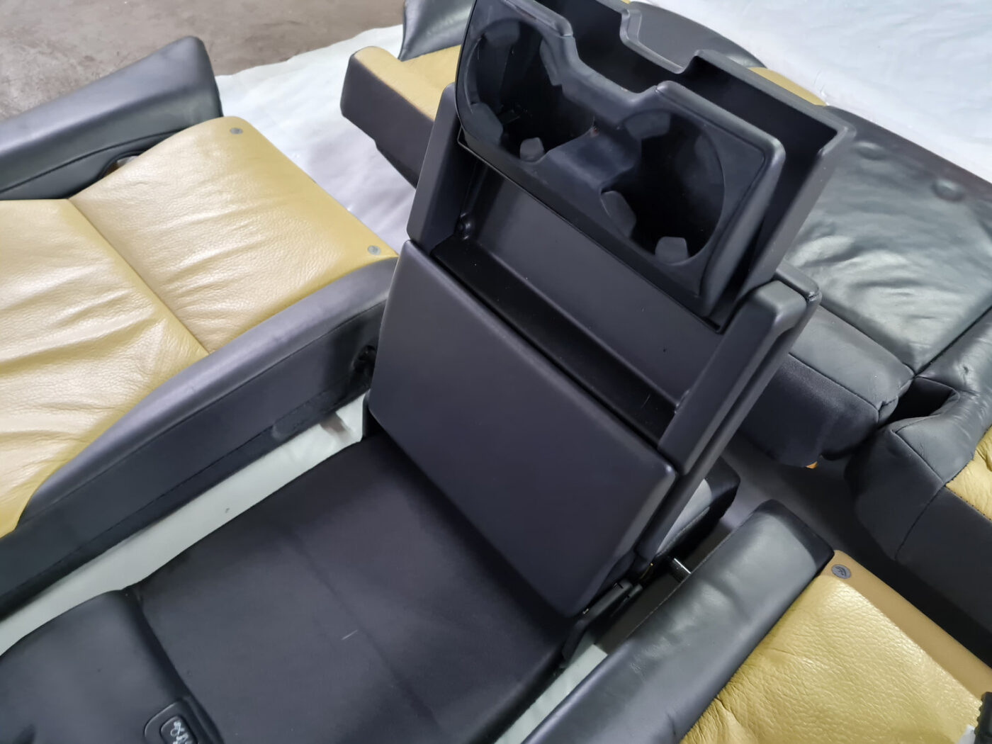 Aizmugurējais sēdeklis priekš VOLVO XC 60 2009 10 Aizmugurējais sēdeklis priekš VOLVO XC 60 2009