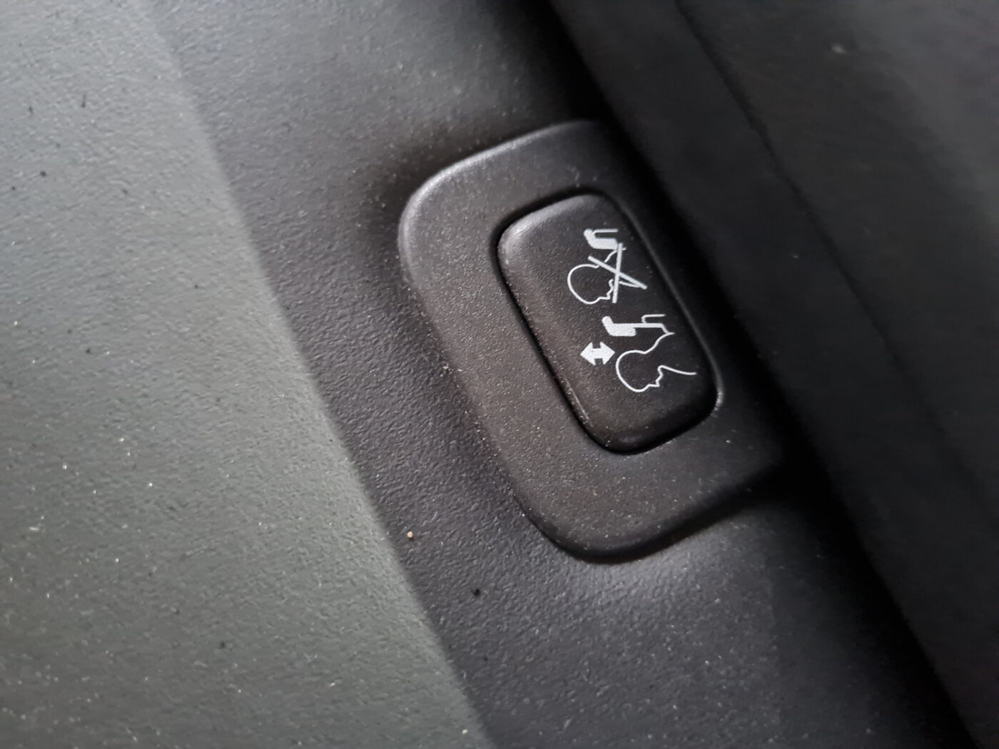 Aizmugurējais sēdeklis priekš VOLVO XC 60 2009 8 Aizmugurējais sēdeklis priekš VOLVO XC 60 2009