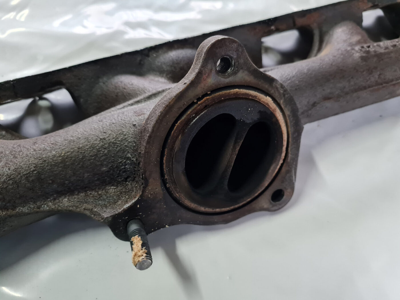 Izplūdes kolektors priekš VOLVO XC 60 2009 5 Izplūdes kolektors priekš VOLVO XC 60 2009